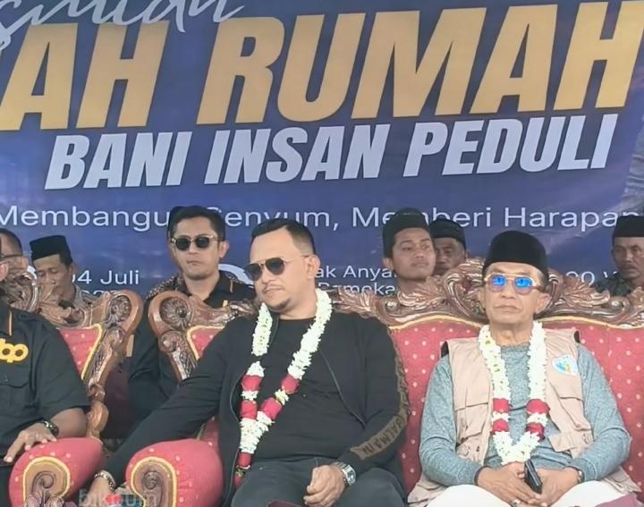 Founder BIP Foundation, H. Ali Zainal Abidin, didampingi Bupati Pamekasan Dr. KH. Kholilurrahman, S.H., M.Si., meresmikan rumah layak huni milik Ibu Maryani di Dusun Rongkarong, Kelurahan Gladak Anyar, Pamekasan