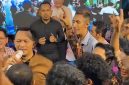 Founder BIP Foundation, H. Ali Zainal Abidin, tampil sebagai vokalis gambusan menghibur keluarga besar BIP Foundation dan para relawan di Villa BIP
