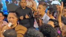 Founder BIP Foundation, H. Ali Zainal Abidin, tampil sebagai vokalis gambusan menghibur keluarga besar BIP Foundation dan para relawan di Villa BIP