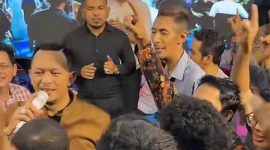 Founder BIP Foundation, H. Ali Zainal Abidin, tampil sebagai vokalis gambusan menghibur keluarga besar BIP Foundation dan para relawan di Villa BIP