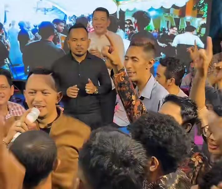 Founder BIP Foundation, H. Ali Zainal Abidin, tampil sebagai vokalis gambusan menghibur keluarga besar BIP Foundation dan para relawan di Villa BIP