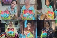 Ket Foto: Warga dhuafa menerima bantuan dari tim Detikzone.id dalam Program Berbagi Setiap Hari yang memasuki hari ke-35. Penyaluran bantuan dilakukan secara door to door sebagai implementasi Jurnalisme Ihdinas Sirotol Mustaqim dan wujud kepedulian sosial Detikzone.id kepada masyarakat yang membutuhkan.