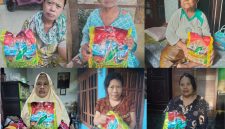 Ket Foto: Warga dhuafa menerima bantuan dari tim Detikzone.id dalam Program Berbagi Setiap Hari yang memasuki hari ke-35. Penyaluran bantuan dilakukan secara door to door sebagai implementasi Jurnalisme Ihdinas Sirotol Mustaqim dan wujud kepedulian sosial Detikzone.id kepada masyarakat yang membutuhkan.