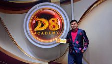 Ket Foto: Ari Adriansyah, pemuda asal Desa Tambelangan, Kabupaten Sampang, saat mengikuti karantina dan Final Audition D'Academy 8 Indosiar di Jakarta. Dengan semangat dan suara emasnya, Ari membawa harapan besar untuk membahagiakan sang ibu serta mengangkat perekonomian keluarganya melalui ajang pencarian bakat tingkat nasional.