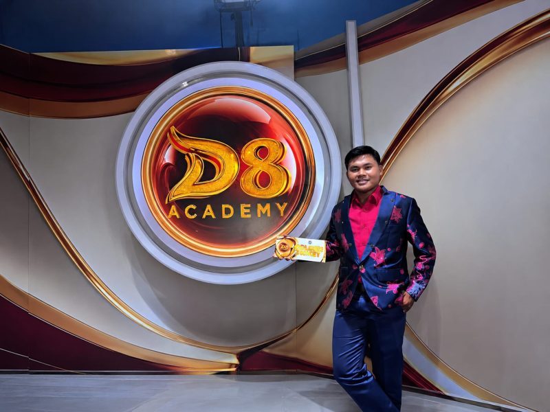 Ket Foto: Ari Adriansyah, pemuda asal Desa Tambelangan, Kabupaten Sampang, saat mengikuti karantina dan Final Audition D'Academy 8 Indosiar di Jakarta. Dengan semangat dan suara emasnya, Ari membawa harapan besar untuk membahagiakan sang ibu serta mengangkat perekonomian keluarganya melalui ajang pencarian bakat tingkat nasional.