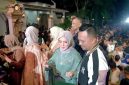Suasana Gebyar Fastabiqul Khairat BIP Foundation di Kampung Arab, Desa Pangarangan, dipadati ribuan masyarakat yang mengikuti santunan, pembagian sembako, pengundian tiga paket umrah, dan berbagai hadiah dalam rangka resepsi keluarga serta ulang tahun istri Founder BIP Foundation, H. Ali Zainal Abidin.
