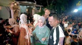 Suasana Gebyar Fastabiqul Khairat BIP Foundation di Kampung Arab, Desa Pangarangan, dipadati ribuan masyarakat yang mengikuti santunan, pembagian sembako, pengundian tiga paket umrah, dan berbagai hadiah dalam rangka resepsi keluarga serta ulang tahun istri Founder BIP Foundation, H. Ali Zainal Abidin.