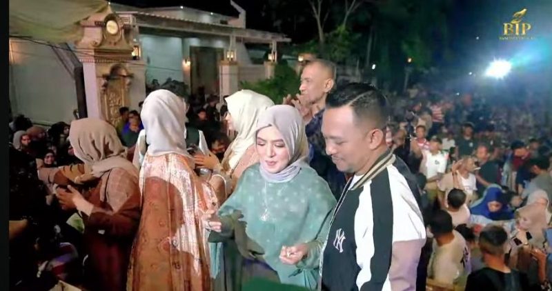 Suasana Gebyar Fastabiqul Khairat BIP Foundation di Kampung Arab, Desa Pangarangan, dipadati ribuan masyarakat yang mengikuti santunan, pembagian sembako, pengundian tiga paket umrah, dan berbagai hadiah dalam rangka resepsi keluarga serta ulang tahun istri Founder BIP Foundation, H. Ali Zainal Abidin.