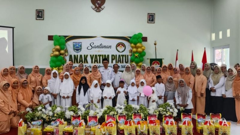 Suasana penuh khidmat dan haru menyelimuti kegiatan santunan anak yatim yang digelar Dinas Pertanian Kabupaten Probolinggo dalam momentum Muharam. Melalui semangat berbagi dan kepedulian, kegiatan ini menjadi wujud syukur sekaligus ikhtiar mempererat tali kasih dengan anak-anak yatim, menghadirkan kebahagiaan di bulan yang penuh berkah.