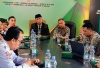 Keterangan Foto:
Pemerintah Kabupaten Probolinggo menggelar rapat koordinasi bersama instansi terkait membahas rencana rehabilitasi Jembatan Pajarakan yang dijadwalkan dimulai Agustus 2026, termasuk usulan pembukaan akses Tol Kraksaan dan pembangunan Jembatan Bailey sebagai jalur alternatif untuk mengantisipasi kemacetan dan menjaga kelancaran arus lalu lintas.