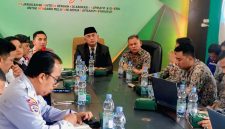Keterangan Foto:
Pemerintah Kabupaten Probolinggo menggelar rapat koordinasi bersama instansi terkait membahas rencana rehabilitasi Jembatan Pajarakan yang dijadwalkan dimulai Agustus 2026, termasuk usulan pembukaan akses Tol Kraksaan dan pembangunan Jembatan Bailey sebagai jalur alternatif untuk mengantisipasi kemacetan dan menjaga kelancaran arus lalu lintas.