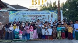 Foto: Pengasuh Yayasan Rumah Singgah Bumi Damai Yogyakarta, Ipda Nur Ali Suwandi (Bon Ali), bersama ratusan anak yatim, piatu, dan anak telantar menyampaikan rasa syukur serta ucapan terima kasih kepada Founder BIP Foundation, H. Ali Zainal Abidin, atas bantuan kemanusiaan sebesar Rp100 juta