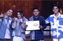 Caption: Ari Adriansyah Didampingi April, Zahra dan Eby saat Memegang Buku Tanda Lolos dan Resmi Dinyatakan Menjadi Academia DA 8 (Sumber Foto: Tangkapan layar siaran Indosiar)