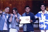 Caption: Ari Adriansyah Didampingi April, Zahra dan Eby saat Memegang Buku Tanda Lolos dan Resmi Dinyatakan Menjadi Academia DA 8 (Sumber Foto: Tangkapan layar siaran Indosiar)