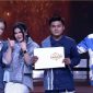 Caption: Ari Adriansyah Didampingi April, Zahra dan Eby saat Memegang Buku Tanda Lolos dan Resmi Dinyatakan Menjadi Academia DA 8 (Sumber Foto: Tangkapan layar siaran Indosiar)