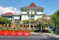 Kantor Bupati Probolinggo, pusat penyelenggaraan pemerintahan daerah yang menaungi Bagian Pengadaan Barang dan Jasa (Barjas) Setda Kabupaten Probolinggo dalam penerapan sistem Tender Cepat melalui SIKaP untuk mewujudkan proses pengadaan yang lebih cepat, transparan, dan akuntabel.