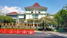 Kantor Bupati Probolinggo, pusat penyelenggaraan pemerintahan daerah yang menaungi Bagian Pengadaan Barang dan Jasa (Barjas) Setda Kabupaten Probolinggo dalam penerapan sistem Tender Cepat melalui SIKaP untuk mewujudkan proses pengadaan yang lebih cepat, transparan, dan akuntabel.