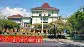 Kantor Bupati Probolinggo, pusat penyelenggaraan pemerintahan daerah yang menaungi Bagian Pengadaan Barang dan Jasa (Barjas) Setda Kabupaten Probolinggo dalam penerapan sistem Tender Cepat melalui SIKaP untuk mewujudkan proses pengadaan yang lebih cepat, transparan, dan akuntabel.