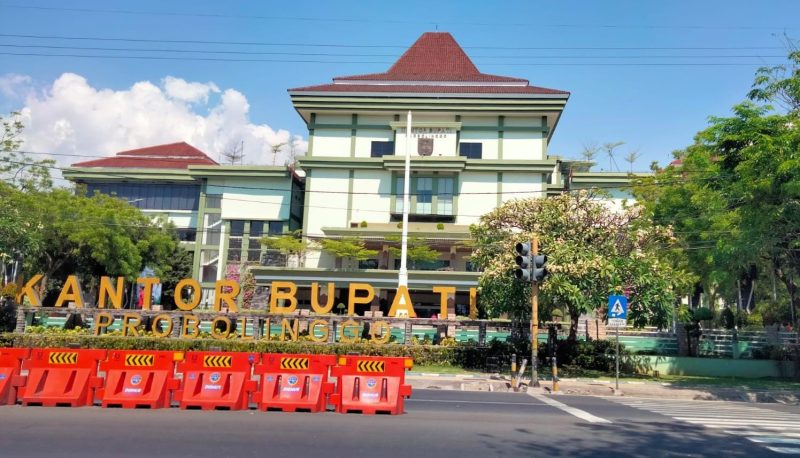 Kantor Bupati Probolinggo, pusat penyelenggaraan pemerintahan daerah yang menaungi Bagian Pengadaan Barang dan Jasa (Barjas) Setda Kabupaten Probolinggo dalam penerapan sistem Tender Cepat melalui SIKaP untuk mewujudkan proses pengadaan yang lebih cepat, transparan, dan akuntabel.