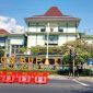 Kantor Bupati Probolinggo, pusat penyelenggaraan pemerintahan daerah yang menaungi Bagian Pengadaan Barang dan Jasa (Barjas) Setda Kabupaten Probolinggo dalam penerapan sistem Tender Cepat melalui SIKaP untuk mewujudkan proses pengadaan yang lebih cepat, transparan, dan akuntabel.