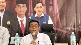 Owner CV Ayunda Permata Sejahtera, Bambang Budianto, saat menjadi pemateri dalam Seminar dan Musyawarah Daerah (Musda) FL2MI Koordinator Daerah Madura di Aula Laboratorium Universitas Madura, Pamekasan, menyampaikan pandangannya mengenai ketimpangan distribusi Dana Bagi Hasil Cukai Hasil Tembakau (DBHCHT) dan pentingnya keberpihakan kepada petani tembakau serta industri rokok lokal.