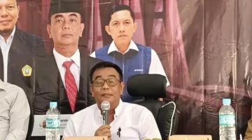 Owner CV Ayunda Permata Sejahtera, Bambang Budianto, saat menjadi pemateri dalam Seminar dan Musyawarah Daerah (Musda) FL2MI Koordinator Daerah Madura di Aula Laboratorium Universitas Madura, Pamekasan, menyampaikan pandangannya mengenai ketimpangan distribusi Dana Bagi Hasil Cukai Hasil Tembakau (DBHCHT) dan pentingnya keberpihakan kepada petani tembakau serta industri rokok lokal.