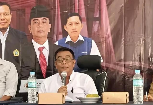 Owner CV Ayunda Permata Sejahtera, Bambang Budianto, saat menjadi pemateri dalam Seminar dan Musyawarah Daerah (Musda) FL2MI Koordinator Daerah Madura di Aula Laboratorium Universitas Madura, Pamekasan, menyampaikan pandangannya mengenai ketimpangan distribusi Dana Bagi Hasil Cukai Hasil Tembakau (DBHCHT) dan pentingnya keberpihakan kepada petani tembakau serta industri rokok lokal.