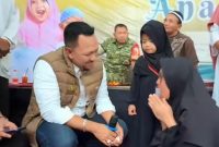 Tak kuasa menahan air mata, Ibu Yuliatin menangis haru saat menerima bantuan dari BIP Foundation. Di tengah ujian hidup yang berat, kepedulian tersebut menjadi harapan baru bagi dirinya dan ketiga anaknya