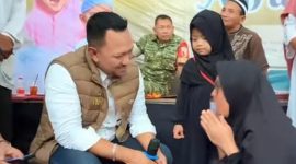 Tak kuasa menahan air mata, Ibu Yuliatin menangis haru saat menerima bantuan dari BIP Foundation. Di tengah ujian hidup yang berat, kepedulian tersebut menjadi harapan baru bagi dirinya dan ketiga anaknya