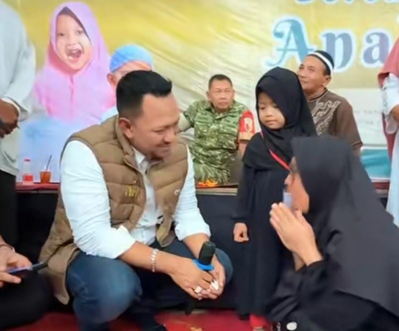 Tak kuasa menahan air mata, Ibu Yuliatin menangis haru saat menerima bantuan dari BIP Foundation. Di tengah ujian hidup yang berat, kepedulian tersebut menjadi harapan baru bagi dirinya dan ketiga anaknya