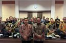 Keterangan foto:
Wakil Bupati Probolinggo Fahmi AHZ bersama Plt Wali Kota Madiun Fransiskus Bagus Panuntun dan jajaran kedua pemerintah daerah berfoto bersama usai melakukan studi tata kelola retribusi pelayanan pasar serta digitalisasi pasar tradisional di Kota Madiun, Jumat (10/7/2026). Kunjungan ini menjadi langkah Pemkab Probolinggo mempercepat transformasi pengelolaan pasar yang lebih modern, transparan, dan akuntabel.