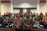 Keterangan foto:
Wakil Bupati Probolinggo Fahmi AHZ bersama Plt Wali Kota Madiun Fransiskus Bagus Panuntun dan jajaran kedua pemerintah daerah berfoto bersama usai melakukan studi tata kelola retribusi pelayanan pasar serta digitalisasi pasar tradisional di Kota Madiun, Jumat (10/7/2026). Kunjungan ini menjadi langkah Pemkab Probolinggo mempercepat transformasi pengelolaan pasar yang lebih modern, transparan, dan akuntabel.