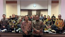 Keterangan foto:
Wakil Bupati Probolinggo Fahmi AHZ bersama Plt Wali Kota Madiun Fransiskus Bagus Panuntun dan jajaran kedua pemerintah daerah berfoto bersama usai melakukan studi tata kelola retribusi pelayanan pasar serta digitalisasi pasar tradisional di Kota Madiun, Jumat (10/7/2026). Kunjungan ini menjadi langkah Pemkab Probolinggo mempercepat transformasi pengelolaan pasar yang lebih modern, transparan, dan akuntabel.