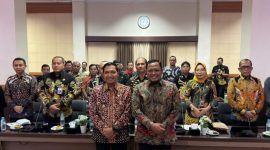 Keterangan foto:
Wakil Bupati Probolinggo Fahmi AHZ bersama Plt Wali Kota Madiun Fransiskus Bagus Panuntun dan jajaran kedua pemerintah daerah berfoto bersama usai melakukan studi tata kelola retribusi pelayanan pasar serta digitalisasi pasar tradisional di Kota Madiun, Jumat (10/7/2026). Kunjungan ini menjadi langkah Pemkab Probolinggo mempercepat transformasi pengelolaan pasar yang lebih modern, transparan, dan akuntabel.