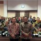 Keterangan foto:
Wakil Bupati Probolinggo Fahmi AHZ bersama Plt Wali Kota Madiun Fransiskus Bagus Panuntun dan jajaran kedua pemerintah daerah berfoto bersama usai melakukan studi tata kelola retribusi pelayanan pasar serta digitalisasi pasar tradisional di Kota Madiun, Jumat (10/7/2026). Kunjungan ini menjadi langkah Pemkab Probolinggo mempercepat transformasi pengelolaan pasar yang lebih modern, transparan, dan akuntabel.