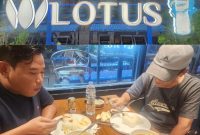 Pengunjung menikmati aneka menu andalan di Resto Lotus Sumenep. Tongseng Kambing, Rawon Iga Lotus, Gurami Bakar, hingga Sop Ayam Lotus menjadi sajian favorit yang membuat restoran di Jalan KH. Mansyur No. 168, Pabean, ini terus dipadati pecinta kuliner.
