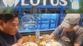 Pengunjung menikmati aneka menu andalan di Resto Lotus Sumenep. Tongseng Kambing, Rawon Iga Lotus, Gurami Bakar, hingga Sop Ayam Lotus menjadi sajian favorit yang membuat restoran di Jalan KH. Mansyur No. 168, Pabean, ini terus dipadati pecinta kuliner.