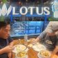 Pengunjung menikmati aneka menu andalan di Resto Lotus Sumenep. Tongseng Kambing, Rawon Iga Lotus, Gurami Bakar, hingga Sop Ayam Lotus menjadi sajian favorit yang membuat restoran di Jalan KH. Mansyur No. 168, Pabean, ini terus dipadati pecinta kuliner.