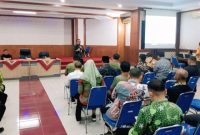 Kepala Bakesbangpol Kabupaten Probolinggo Hari Kriswanto memberikan materi dalam rakor persiapan pelaksanaan penilaian Indeks Harmony Indonesia tahun 2026.