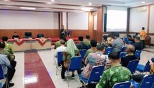 Kepala Bakesbangpol Kabupaten Probolinggo Hari Kriswanto memberikan materi dalam rakor persiapan pelaksanaan penilaian Indeks Harmony Indonesia tahun 2026.