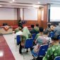 Kepala Bakesbangpol Kabupaten Probolinggo Hari Kriswanto memberikan materi dalam rakor persiapan pelaksanaan penilaian Indeks Harmony Indonesia tahun 2026.