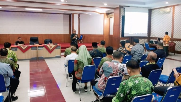 Kepala Bakesbangpol Kabupaten Probolinggo Hari Kriswanto memberikan materi dalam rakor persiapan pelaksanaan penilaian Indeks Harmony Indonesia tahun 2026.