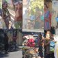 Detikzone.id menyerahkan santunan secara langsung kepada abang becak dan kaum dhuafa di kawasan jalanan serta perkampungan di Kabupaten Sumenep dalam rangka Hari ke-42 Program Berbagi Setiap Hari sebagai wujud komitmen menghadirkan Jurnalisme Kemanusiaan yang istiqamah berbagi kepada masyarakat yang membutuhkan.