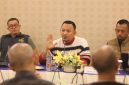 Founder Yayasan Bani Insan Peduli (BIP) H. Ali Zainal Abidin saat memberikan klarifikasi terkait dinamika bantuan Rp2 miliar dan menjelaskan makna penyematan nama mendiang orang tuanya dalam setiap program kemanusiaan BIP di Surabaya, Minggu (12/7/2026).