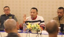 Founder Yayasan Bani Insan Peduli (BIP) H. Ali Zainal Abidin saat memberikan klarifikasi terkait dinamika bantuan Rp2 miliar dan menjelaskan makna penyematan nama mendiang orang tuanya dalam setiap program kemanusiaan BIP di Surabaya, Minggu (12/7/2026).
