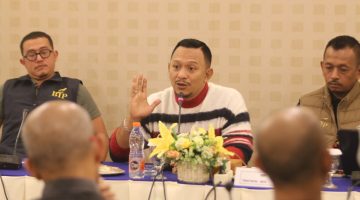Founder Yayasan Bani Insan Peduli (BIP) H. Ali Zainal Abidin saat memberikan klarifikasi terkait dinamika bantuan Rp2 miliar dan menjelaskan makna penyematan nama mendiang orang tuanya dalam setiap program kemanusiaan BIP di Surabaya, Minggu (12/7/2026).