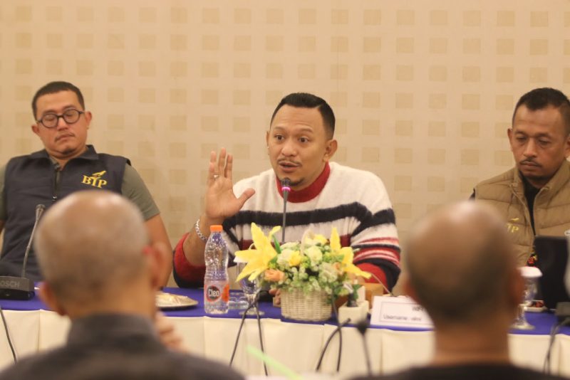 Founder Yayasan Bani Insan Peduli (BIP) H. Ali Zainal Abidin saat memberikan klarifikasi terkait dinamika bantuan Rp2 miliar dan menjelaskan makna penyematan nama mendiang orang tuanya dalam setiap program kemanusiaan BIP di Surabaya, Minggu (12/7/2026).