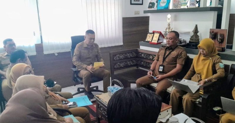 Kepala Disporapar Kabupaten Probolinggo Heri Mulyadi memimpin rakor evaluasi kinerja semester 1.