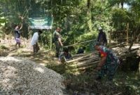 Foto: Babinsa Koramil 0827/16 Gapura Koptu Lucky Vecky Tania bersama warga bergotong royong membersihkan area Jembatan Kadhempol di Desa Palo'lo'an, Kecamatan Gapura, sebagai persiapan pembangunan jembatan beton melalui Program Karya Bakti Skala Besar TNI AD Wilayah Madura.