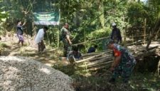 Foto: Babinsa Koramil 0827/16 Gapura Koptu Lucky Vecky Tania bersama warga bergotong royong membersihkan area Jembatan Kadhempol di Desa Palo'lo'an, Kecamatan Gapura, sebagai persiapan pembangunan jembatan beton melalui Program Karya Bakti Skala Besar TNI AD Wilayah Madura.